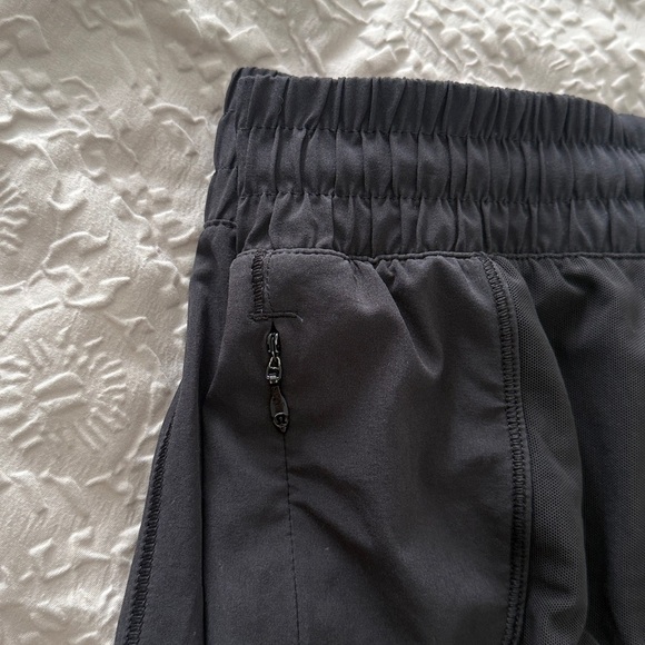 lululemon athletica Hotty Hot Low-Rise Unlined Short 2.5" Black Shorts Sz 6 - Picture 7 of 13